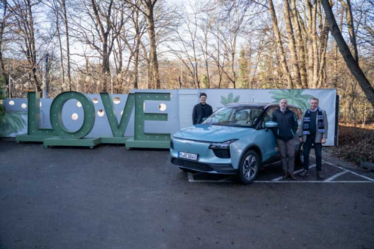 Sebastian Goller, Dr. Alexander Klose, Franz Rauch vor dem Aiways U5 Elektro-SUV, der seit 2021 im Diektvertrieb und über die Elektromarkt-Kette Euronics in Deutschland erhältlich ist.  ©Foto: Aiways